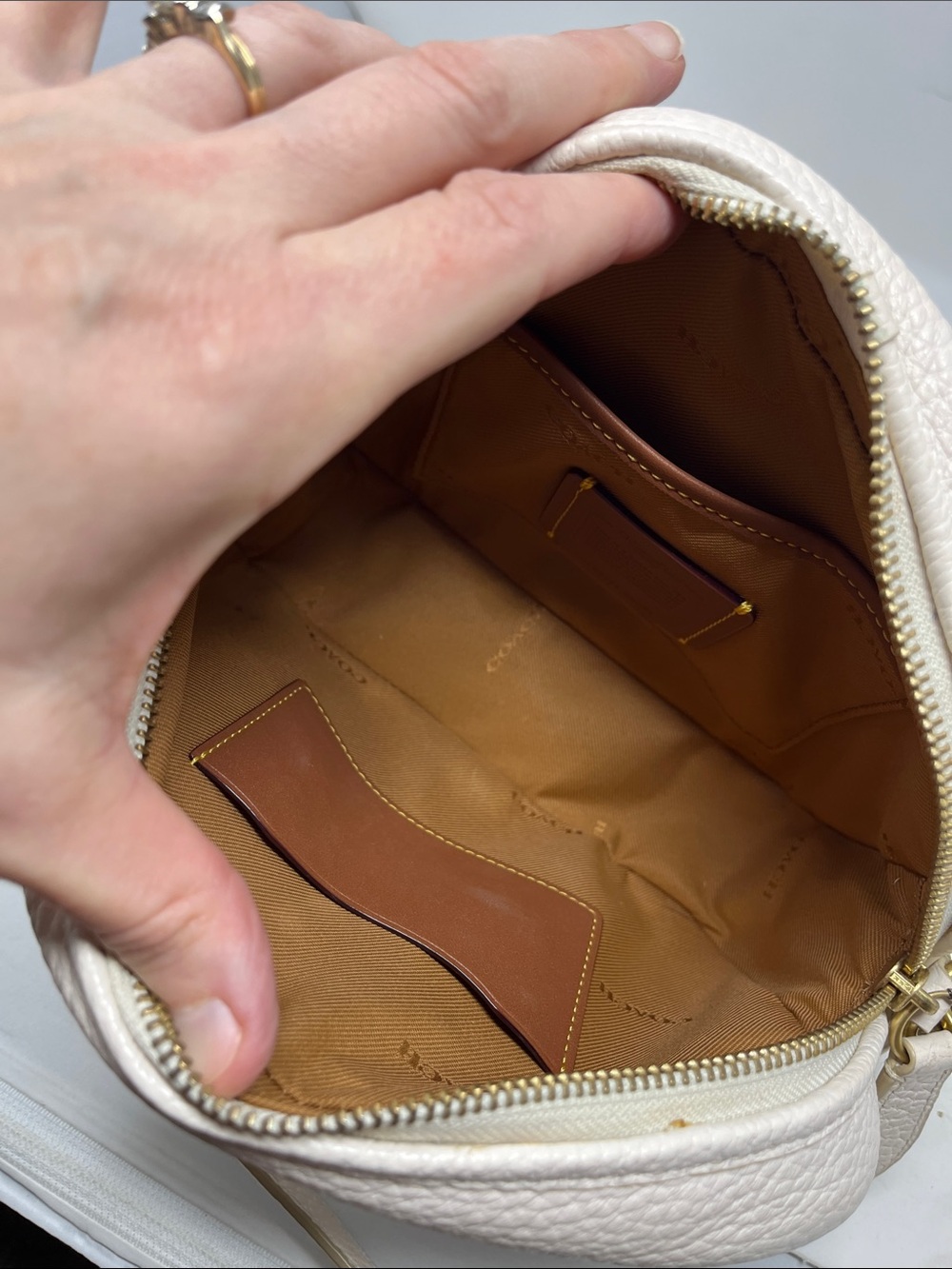 COACH CAMERA BAG PEBBLED LEATHER IN CHALK COLOR BRASS TURN LOCK CROSSBODY - Picture 12 of 16